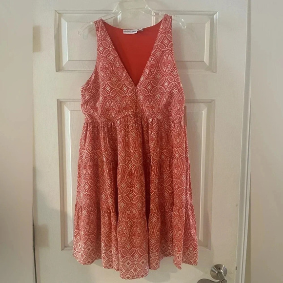 Sincerely Jules Coral color dress with white print- NWT size medium - Picture 1 of 8